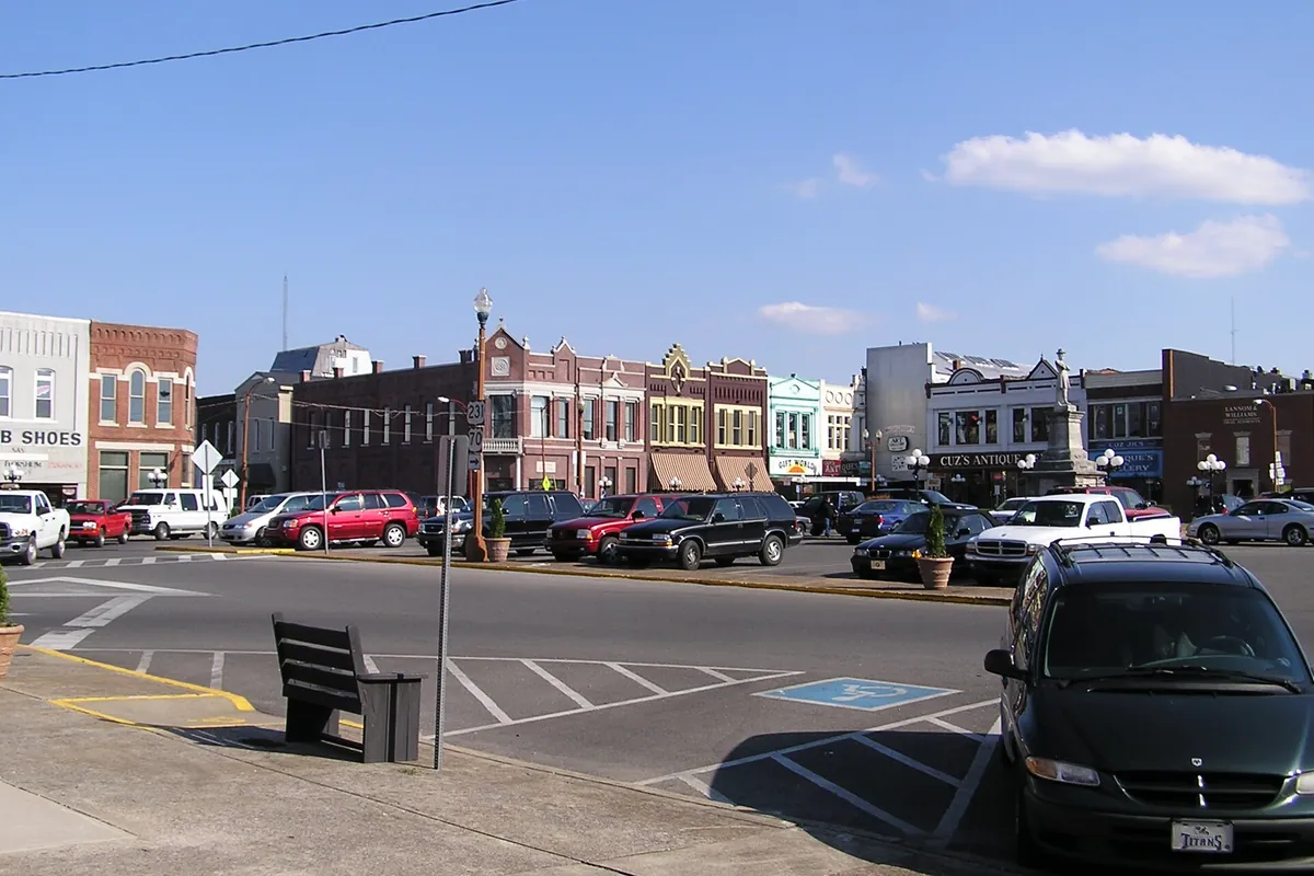 Town square with its Civil War memorial in Lebanon, Tennessee